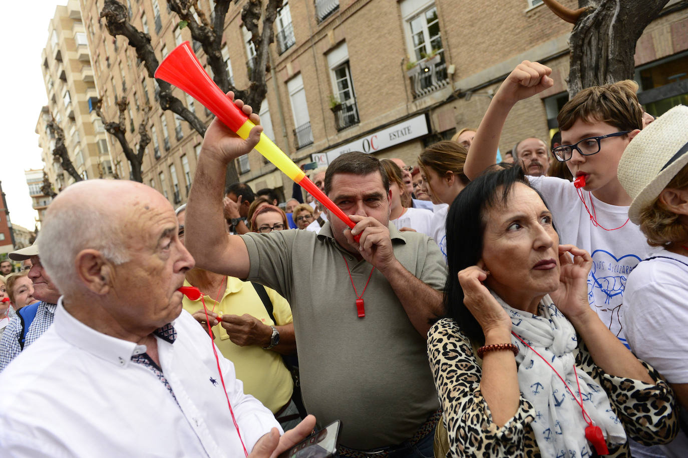 Los alcaldes de San Pedro, San Javier, Los Alcázares y Torre Pacheco, el presidente de la Cofradía de Pescadores de San Pedro y representantes de la plataforma Stop inundaciones se reunieron tras la marcha con el delegado del Gobierno, Francisco Jiménez