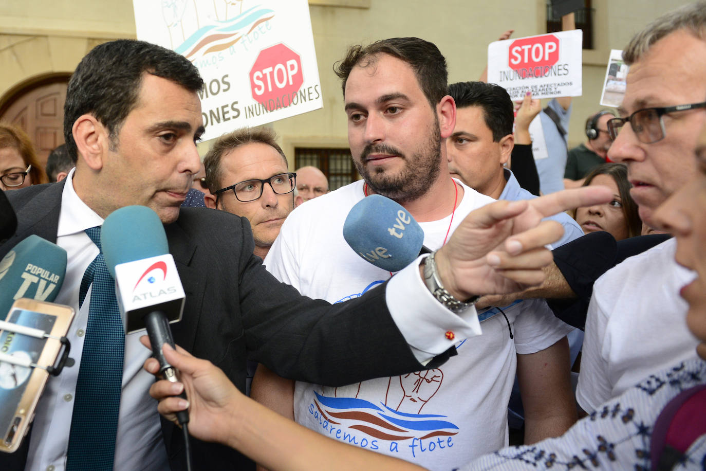 Los alcaldes de San Pedro, San Javier, Los Alcázares y Torre Pacheco, el presidente de la Cofradía de Pescadores de San Pedro y representantes de la plataforma Stop inundaciones se reunieron tras la marcha con el delegado del Gobierno, Francisco Jiménez