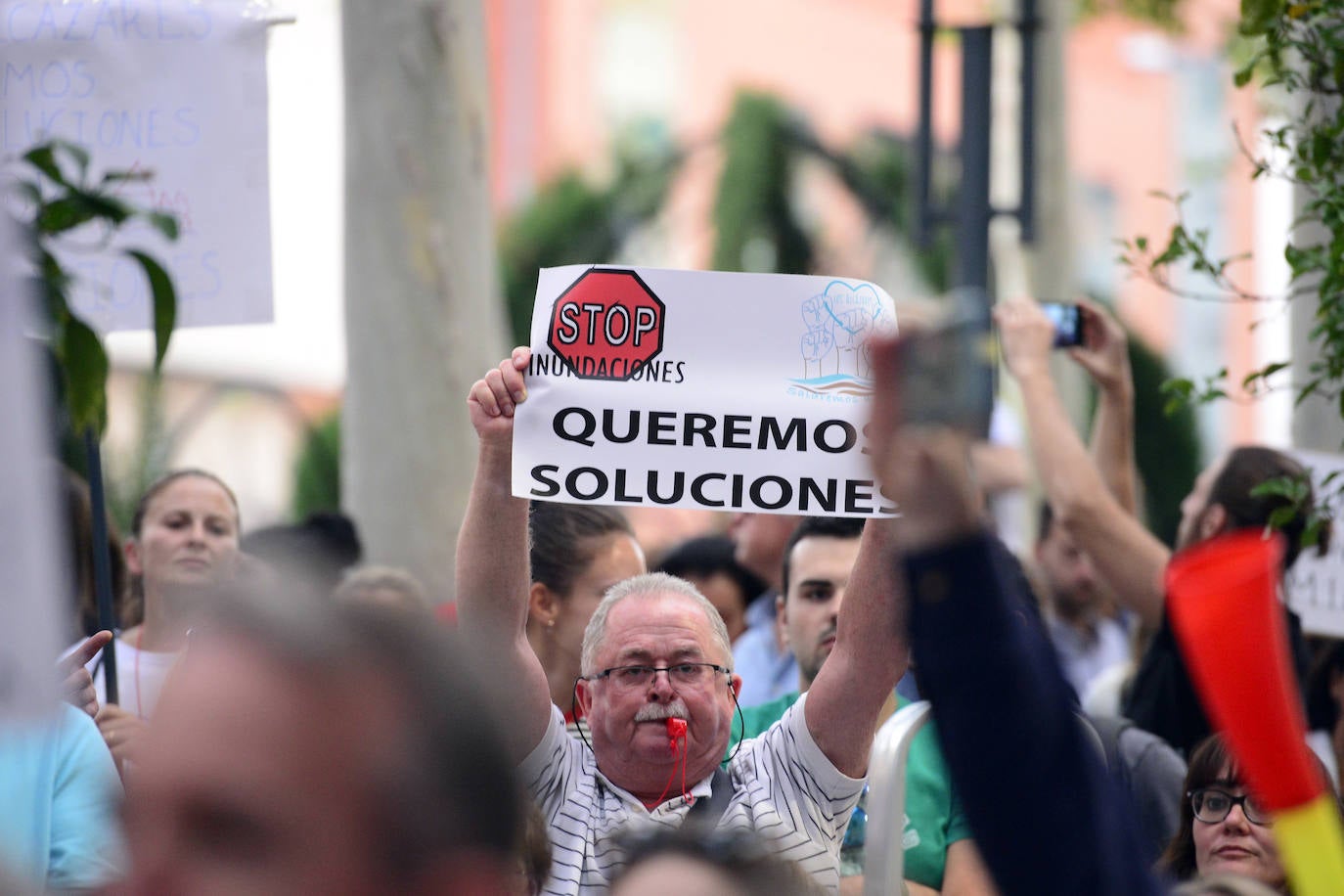 Los alcaldes de San Pedro, San Javier, Los Alcázares y Torre Pacheco, el presidente de la Cofradía de Pescadores de San Pedro y representantes de la plataforma Stop inundaciones se reunieron tras la marcha con el delegado del Gobierno, Francisco Jiménez