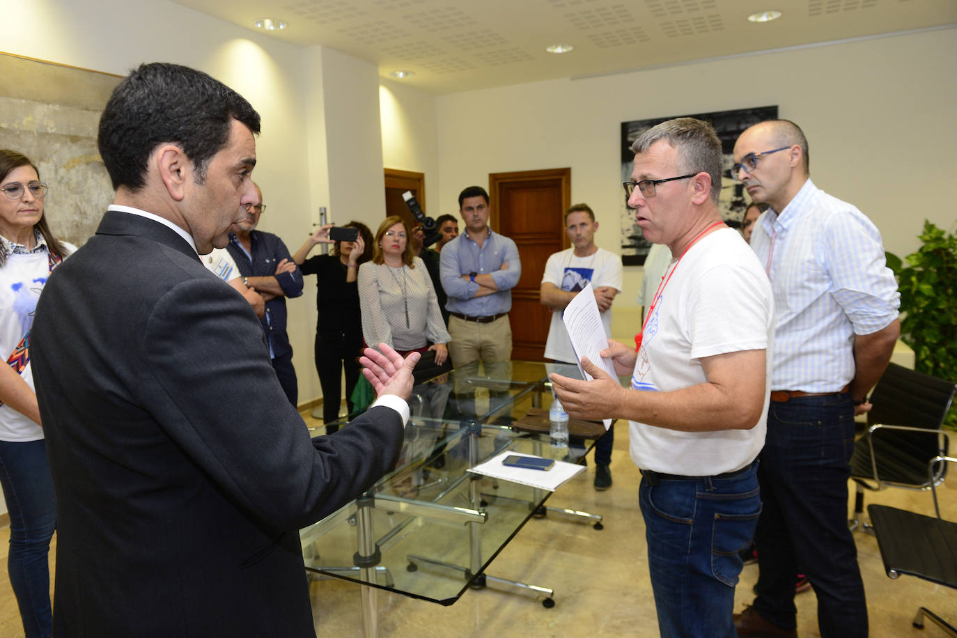 Los alcaldes de San Pedro, San Javier, Los Alcázares y Torre Pacheco, el presidente de la Cofradía de Pescadores de San Pedro y representantes de la plataforma Stop inundaciones se reunieron tras la marcha con el delegado del Gobierno, Francisco Jiménez