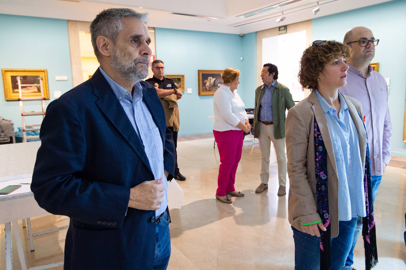 Dos técnicos cuelgan el retrato de Isidoro Máiquez, esta mañana en el Mubam.