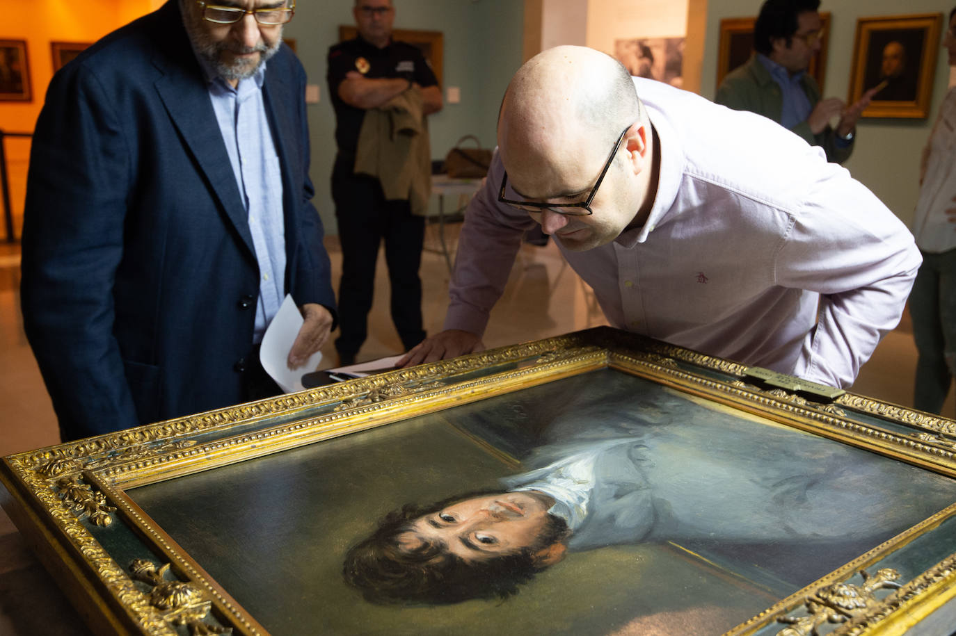 Dos técnicos cuelgan el retrato de Isidoro Máiquez, esta mañana en el Mubam.
