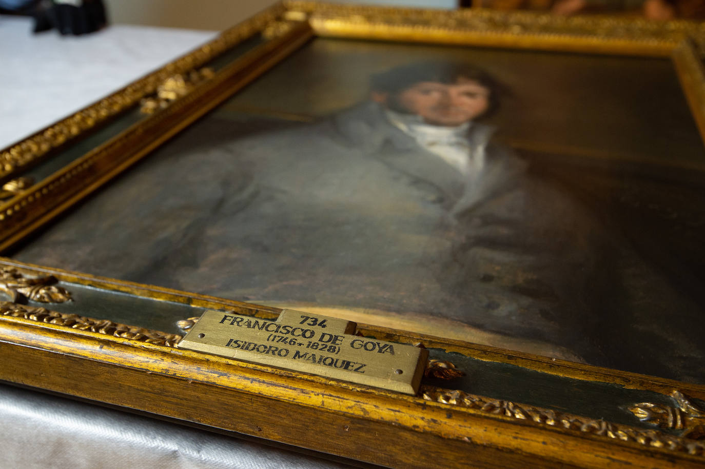 Dos técnicos cuelgan el retrato de Isidoro Máiquez, esta mañana en el Mubam.