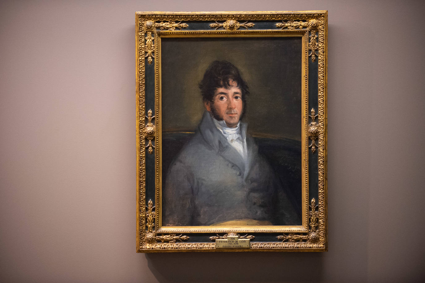 Dos técnicos cuelgan el retrato de Isidoro Máiquez, esta mañana en el Mubam.