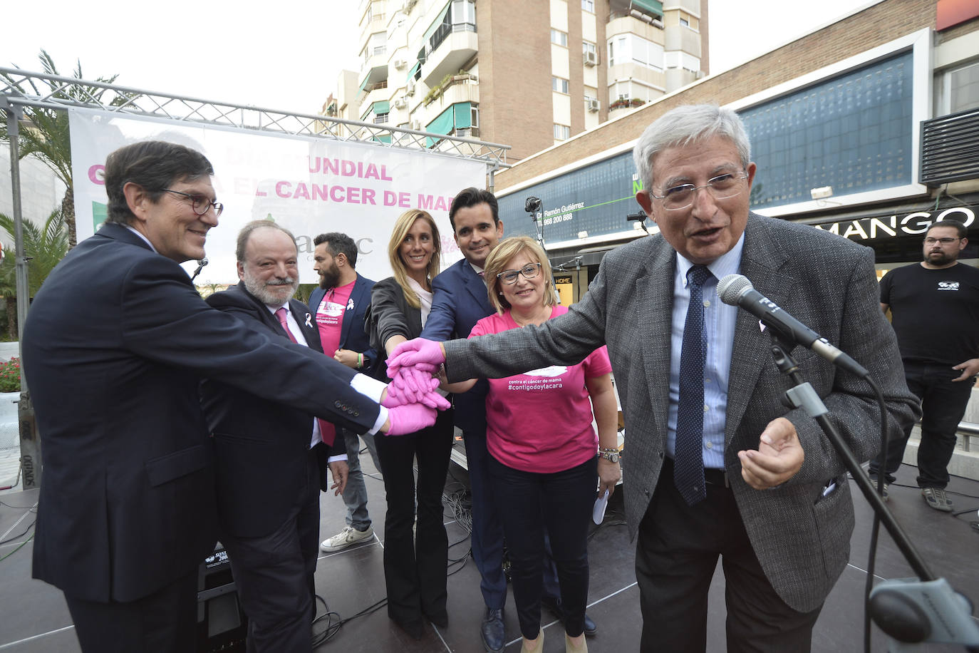 La AECC celebró este viernes un homenaje a las mujeres diagnosticadas de la enfermedad