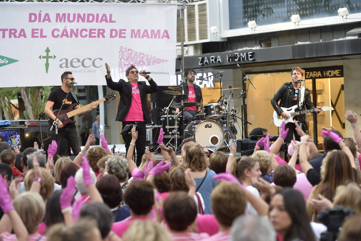 La AECC celebró este viernes un homenaje a las mujeres diagnosticadas de la enfermedad