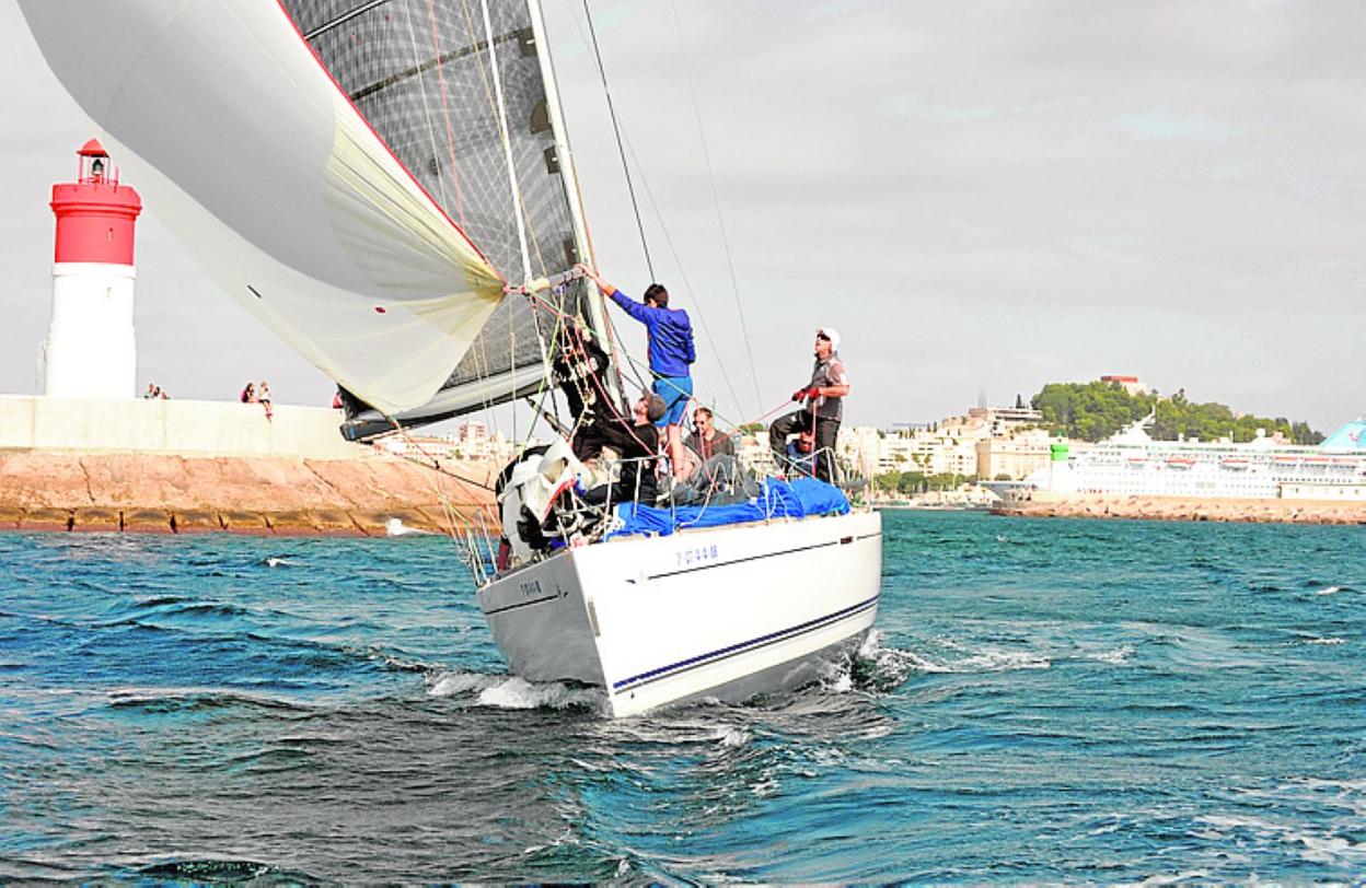 Uno de los barcos participantes, en el Faro de Navidad. 
