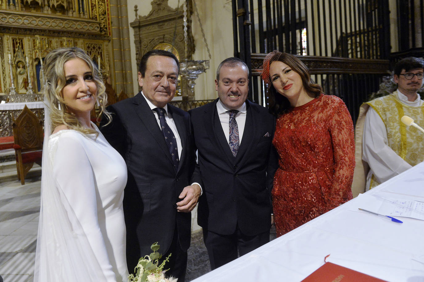 Unos 400 invitados, entre ellos numerosos rostros conocidos de la vida política, económica y social de la Región, asiten al enlace del presidente de Grupo Sureste, Raúl Colucho, y su ya esposa, Beatriz Marín Soto