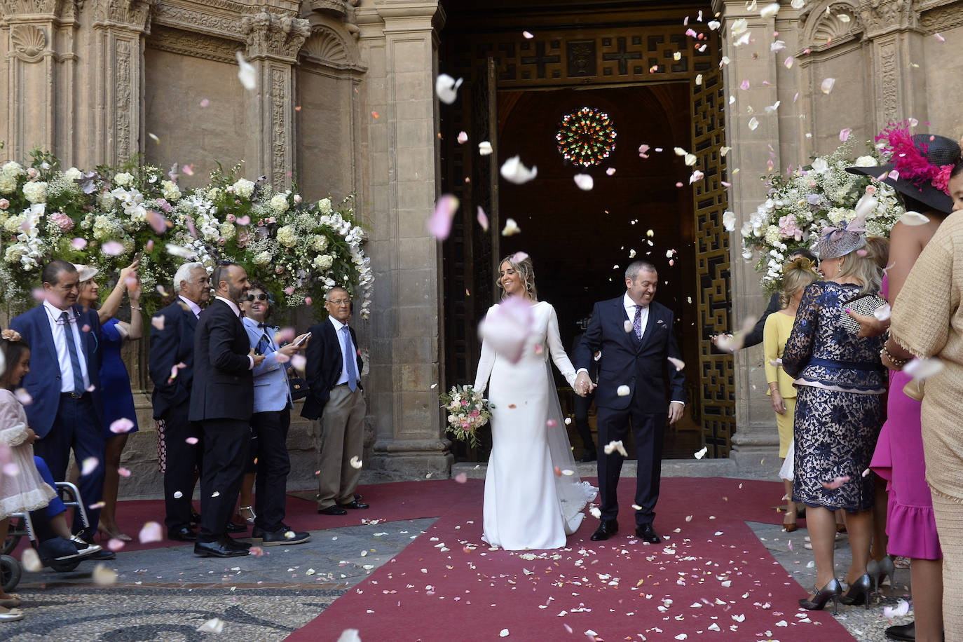 Unos 400 invitados, entre ellos numerosos rostros conocidos de la vida política, económica y social de la Región, asiten al enlace del presidente de Grupo Sureste, Raúl Colucho, y su ya esposa, Beatriz Marín Soto