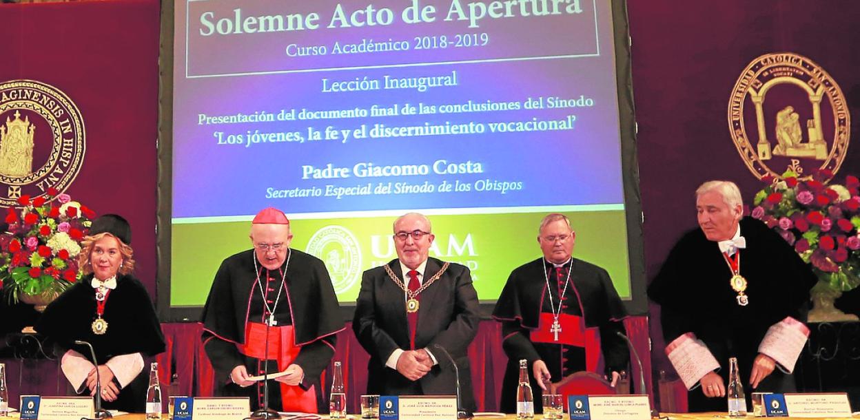  El Cardenal Osoro lee el documento en el que el Papa da su bendición al Pontificio Instituto. 