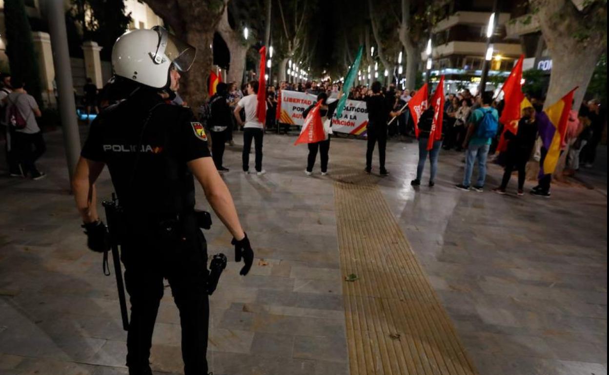 Un agente de Policía Nacional ante la concentración en defensa de los independentistas catalanes en Murcia.