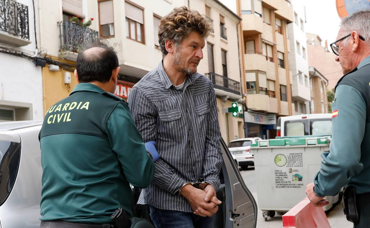 Antonio P., en la puerta del juzgado de Almansa ayer. 