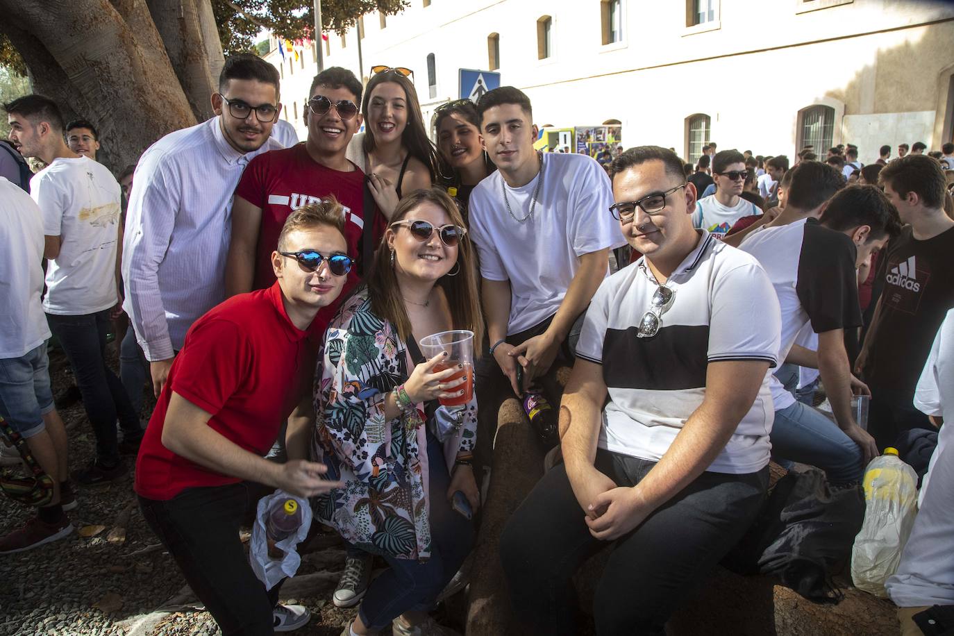 Una monumental paella, bebida, música y animación atrajeron a cientos de alumnos a la celebración del inicio del año académico