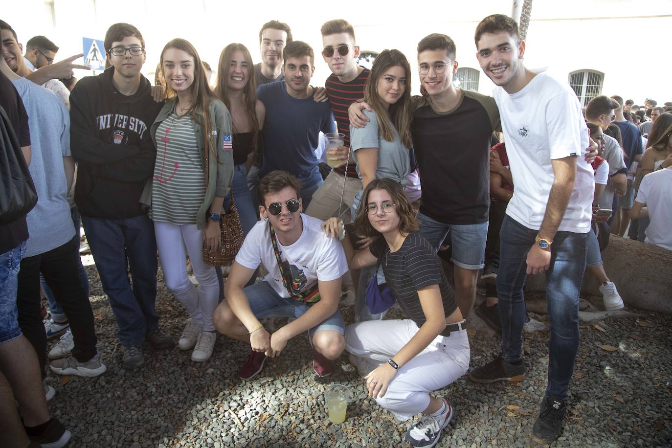 Una monumental paella, bebida, música y animación atrajeron a cientos de alumnos a la celebración del inicio del año académico