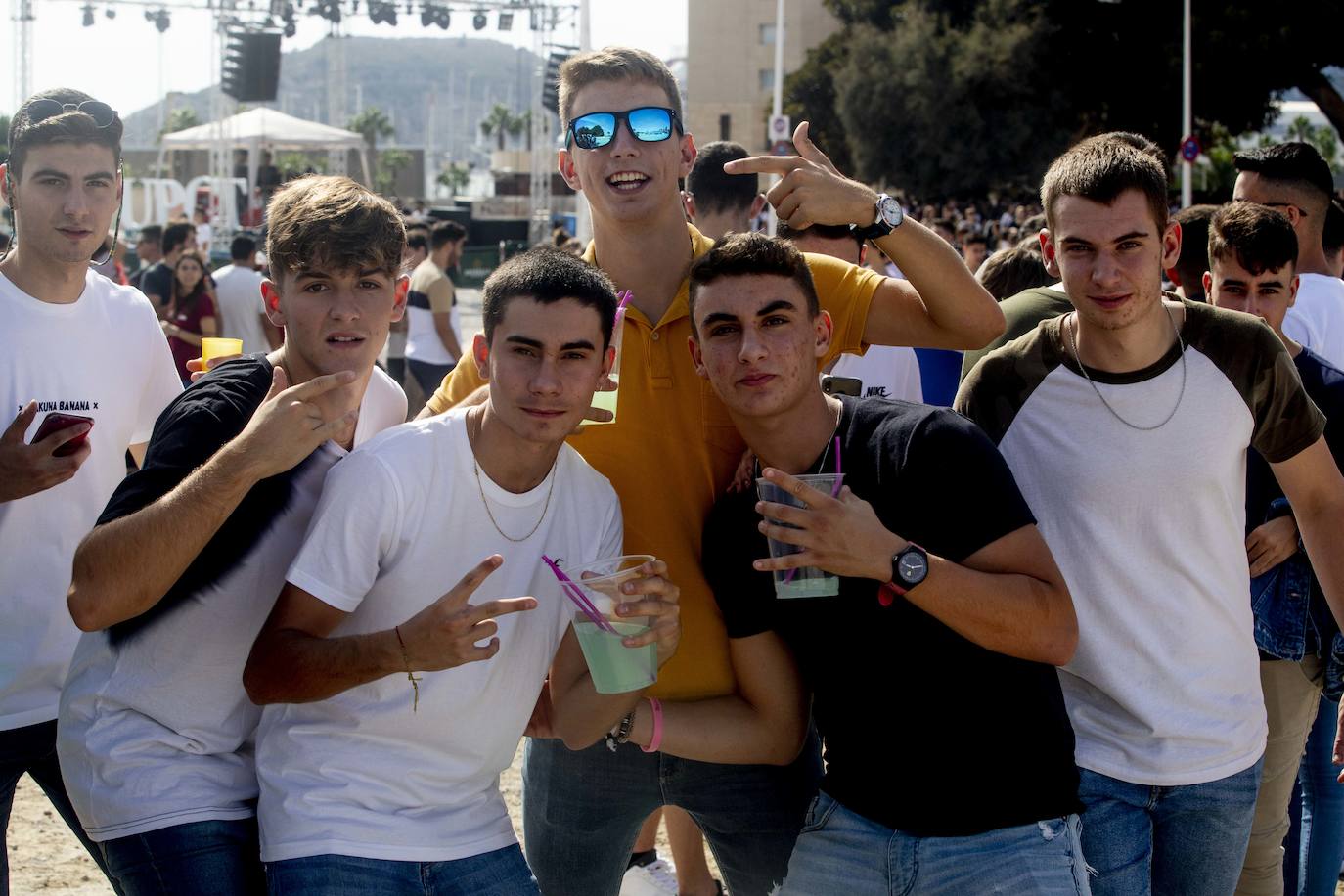 Una monumental paella, bebida, música y animación atrajeron a cientos de alumnos a la celebración del inicio del año académico