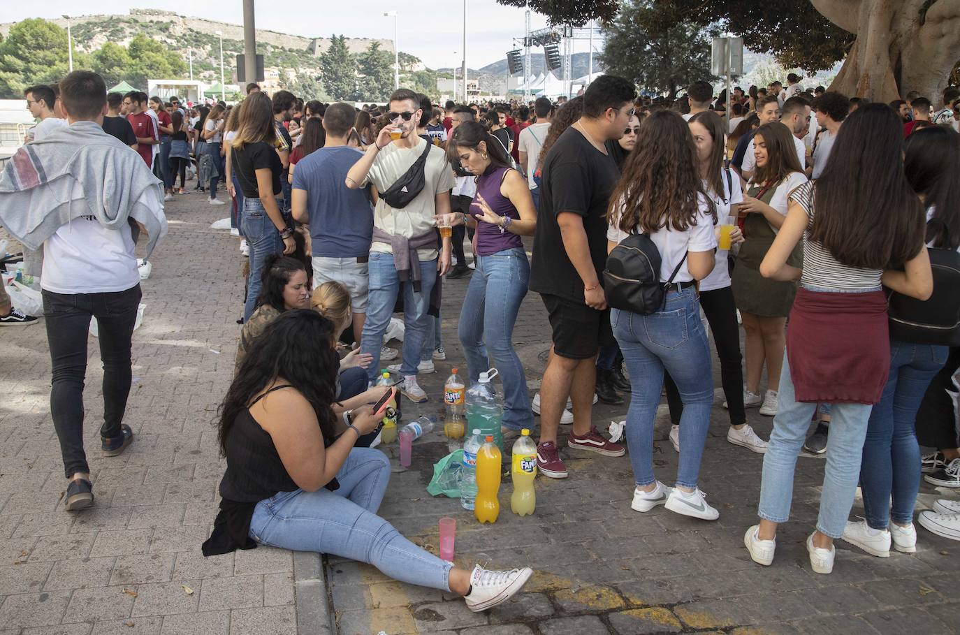 Una monumental paella, bebida, música y animación atrajeron a cientos de alumnos a la celebración del inicio del año académico