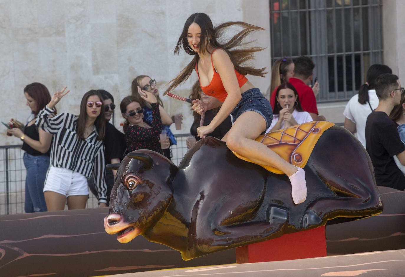 Una monumental paella, bebida, música y animación atrajeron a cientos de alumnos a la celebración del inicio del año académico