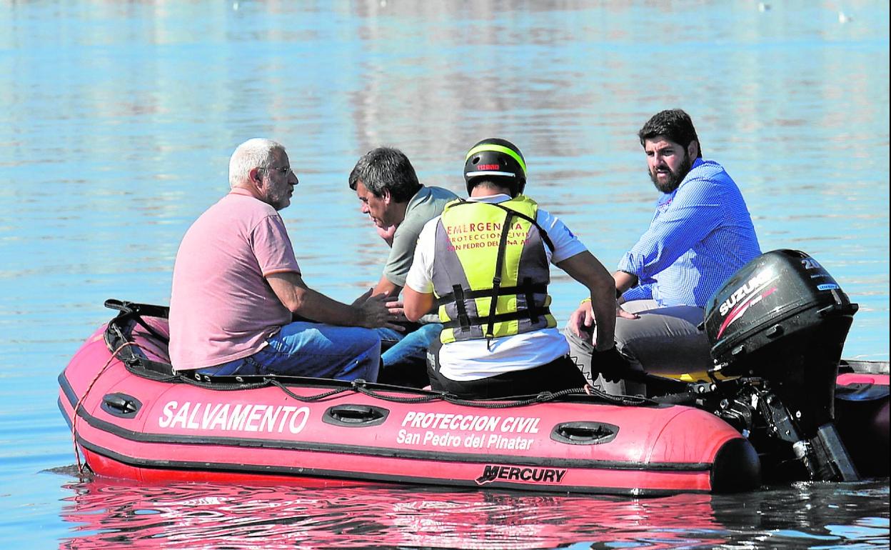 López Miras recorre en lancha, el pasado domingo, las aguas del Mar Menor. 