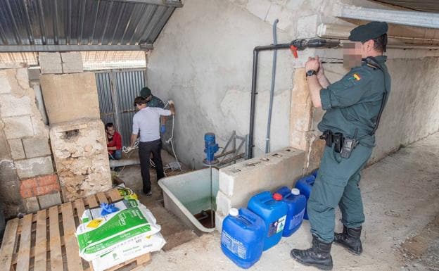 Técnicos de la CHS y agentes de la Guardia Civil inspeccionan una desalobradora en Balsicas (Torre Pacheco).