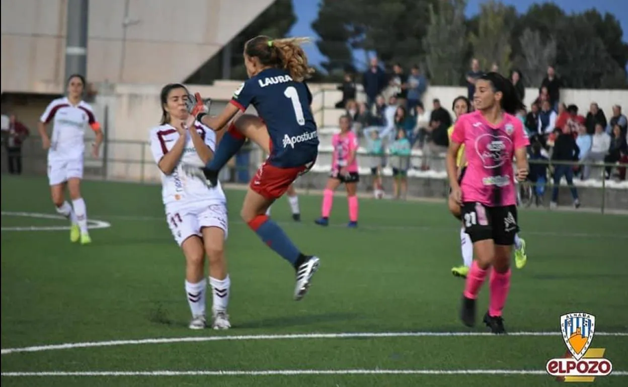 La meta del Alhama, Laura Martínez, sale con todo, en una acción del partido jugado ayer en Albacete. 