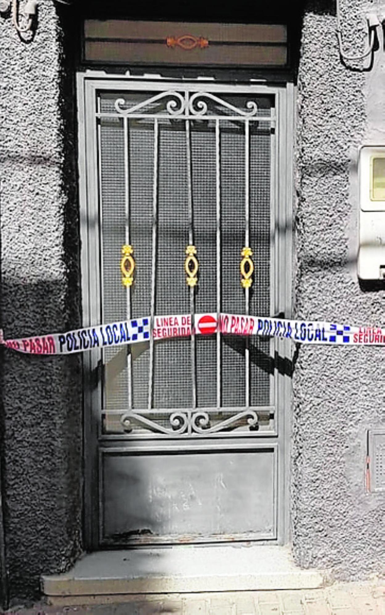 La puerta, precintada. 