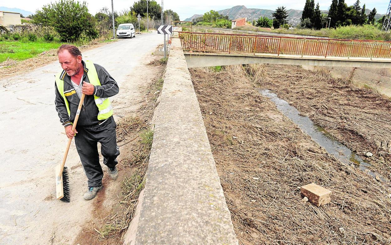 Un operario, mientras retiraba ayer maleza en el Reguerón. 