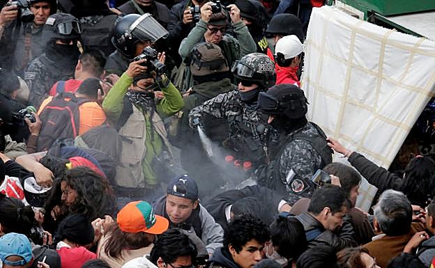 Carga de la policía boliviana contra los manifestantes opositores. 