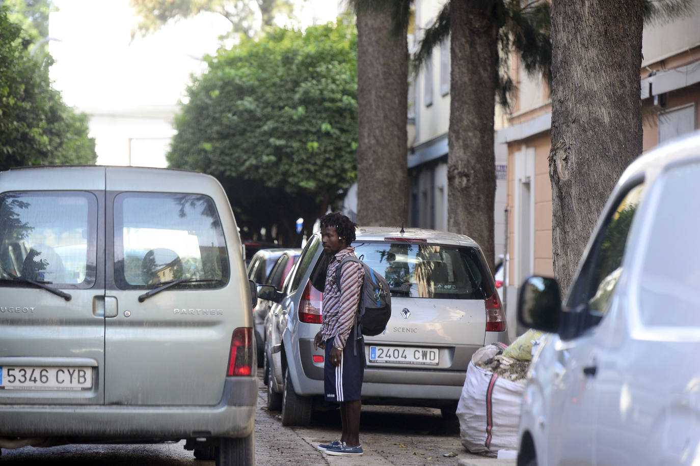 La normativa que permitirá a la Policía incautar la colecta a los aparcacoches lleva un mes de demora por motivos jurídicos.