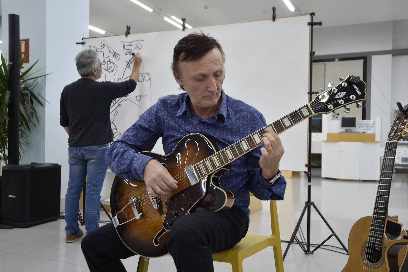 Con motivo del Día de las Bibliotecas, la Biblioteca Regional fue ayer escenario de una sesión de 'CómicJazz': espectáculo visual y sonoro en el que participaron el guitarrista Maxi Garcés y el dibujante Juan Álvarez. Garcés, que proviene del mundo del rock, interpretó piezas de jazz, pop-rock y clásicas y Álvarez dibujó en un panel de dos metros, de tal forma que los trazos aparecían al son de la música.