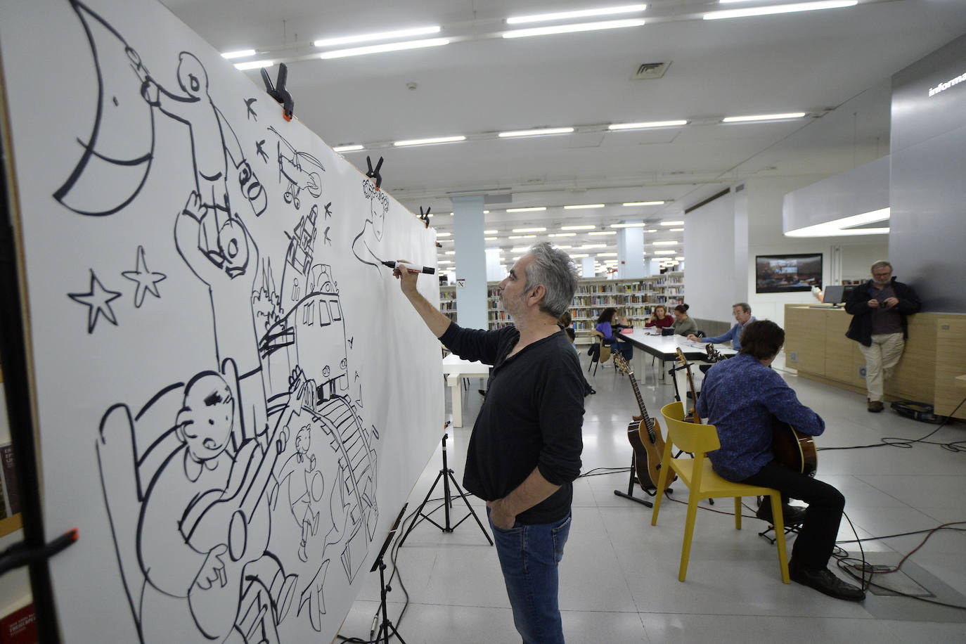 Con motivo del Día de las Bibliotecas, la Biblioteca Regional fue ayer escenario de una sesión de 'CómicJazz': espectáculo visual y sonoro en el que participaron el guitarrista Maxi Garcés y el dibujante Juan Álvarez. Garcés, que proviene del mundo del rock, interpretó piezas de jazz, pop-rock y clásicas y Álvarez dibujó en un panel de dos metros, de tal forma que los trazos aparecían al son de la música.
