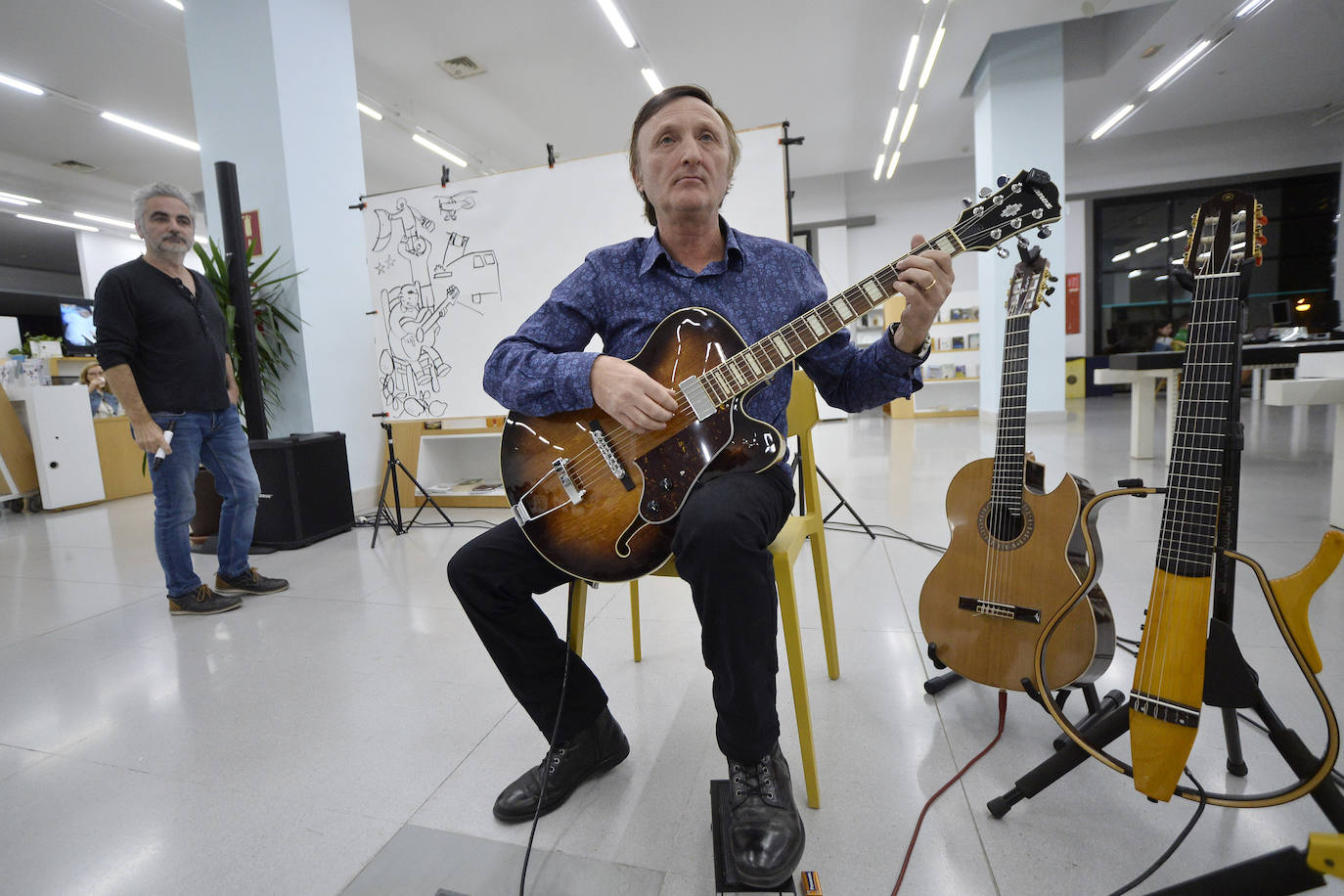Con motivo del Día de las Bibliotecas, la Biblioteca Regional fue ayer escenario de una sesión de 'CómicJazz': espectáculo visual y sonoro en el que participaron el guitarrista Maxi Garcés y el dibujante Juan Álvarez. Garcés, que proviene del mundo del rock, interpretó piezas de jazz, pop-rock y clásicas y Álvarez dibujó en un panel de dos metros, de tal forma que los trazos aparecían al son de la música.