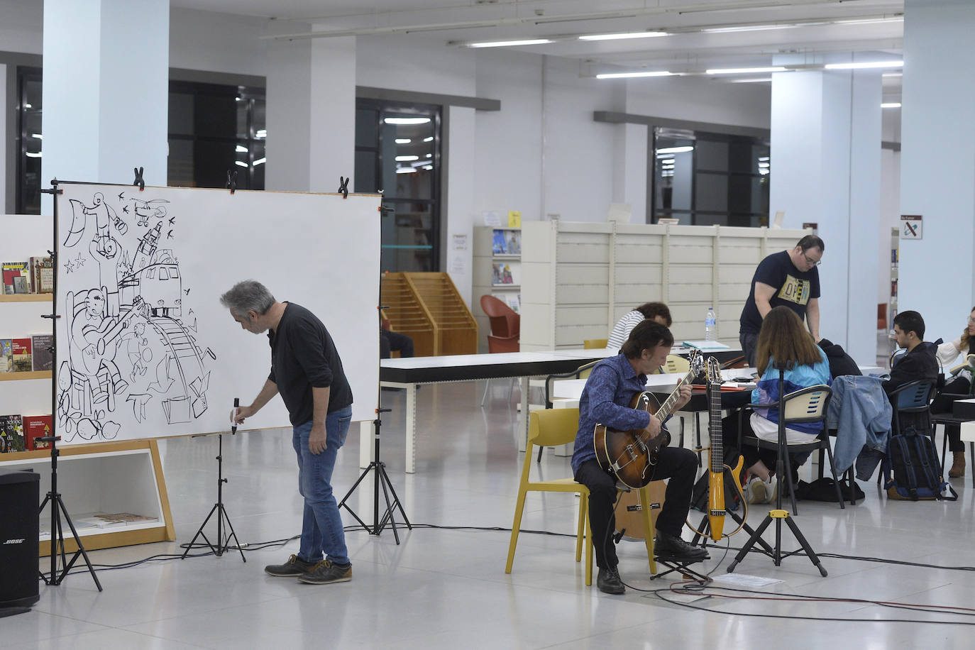 Con motivo del Día de las Bibliotecas, la Biblioteca Regional fue ayer escenario de una sesión de 'CómicJazz': espectáculo visual y sonoro en el que participaron el guitarrista Maxi Garcés y el dibujante Juan Álvarez. Garcés, que proviene del mundo del rock, interpretó piezas de jazz, pop-rock y clásicas y Álvarez dibujó en un panel de dos metros, de tal forma que los trazos aparecían al son de la música.