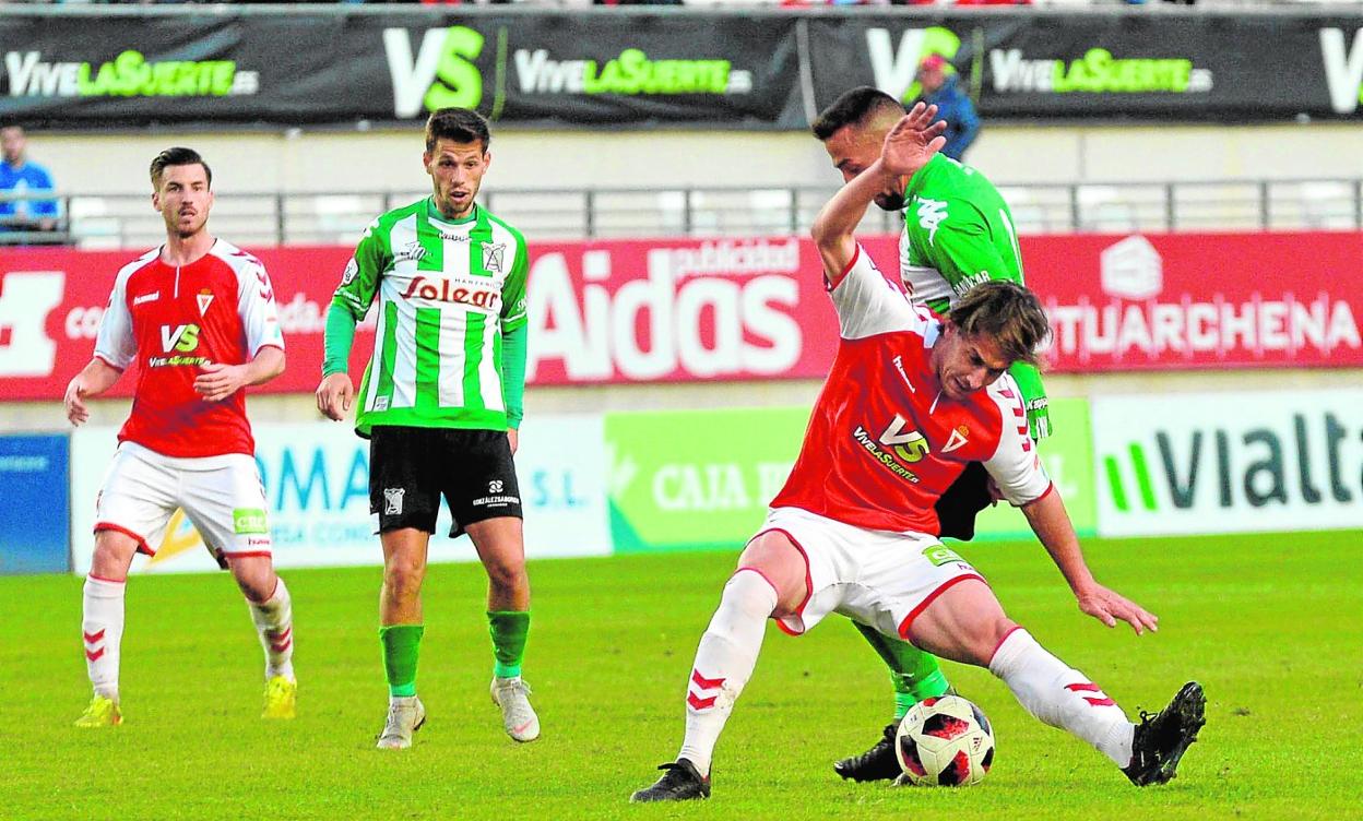 Chumbi cae al suelo en el partido ante el Sanluqueño de la pasada temporada. 