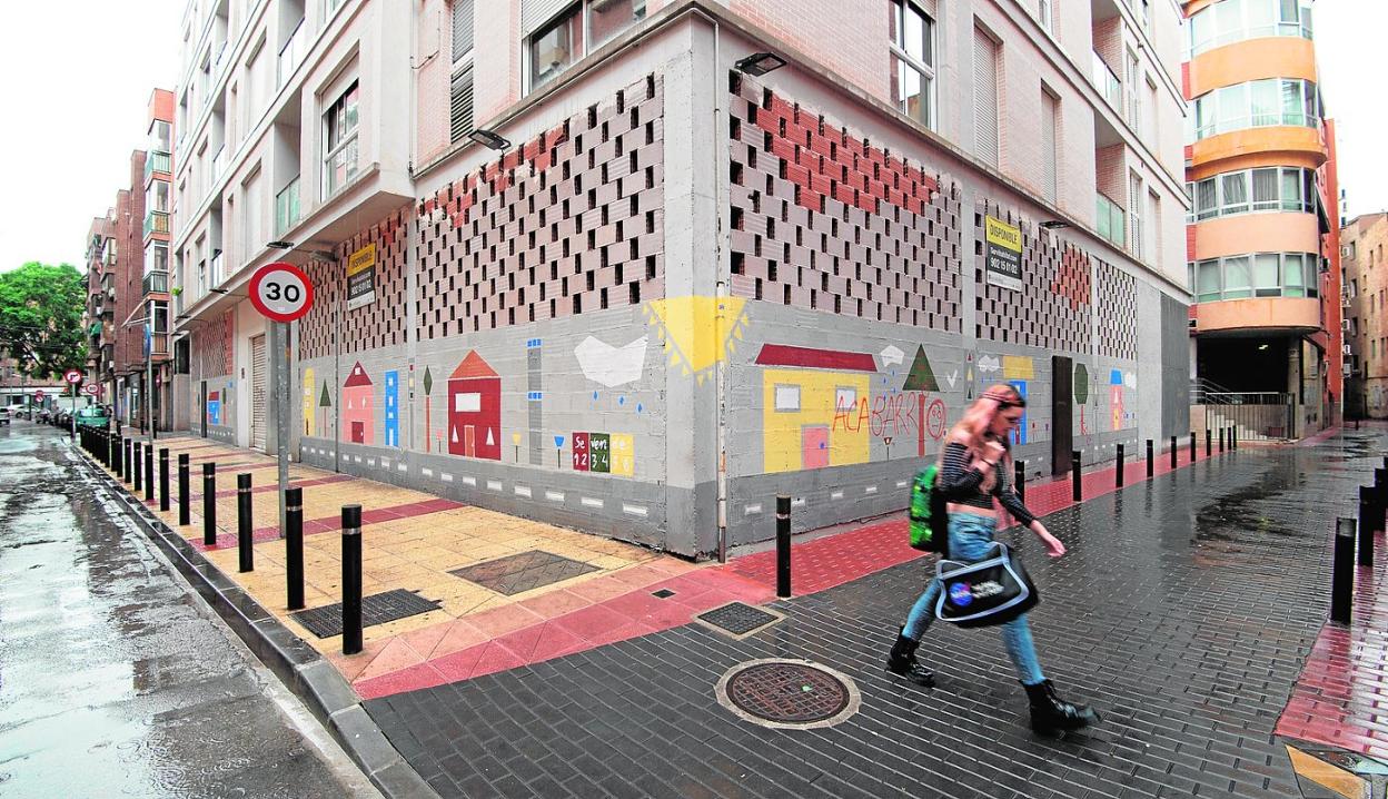 Uno de los murales que se coloreó en el proyecto ADN Urbano, ya estropeado con una pintada en la pared. 