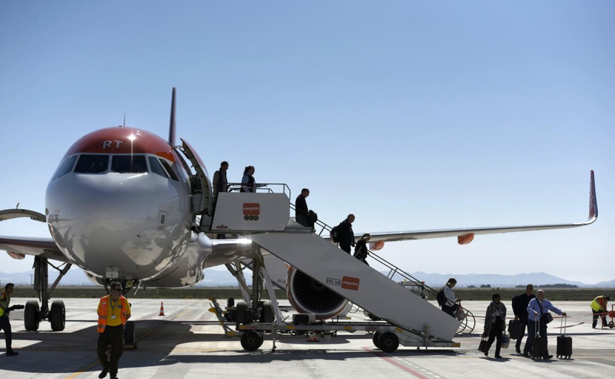 Viajeros descienden de un avión en el aeropuerto de Corvera en una imagen de archivo. 