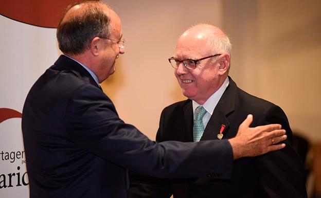 Ángel Julio Huertas recibió en nombre de Grupo Huertas la Medalla de Oro. 