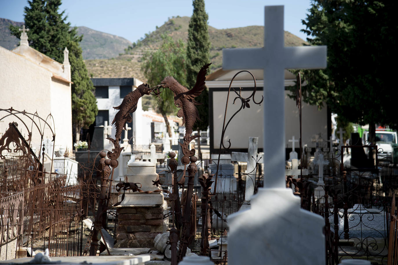 Una ruta guiada por el cementerio de Mazarrón recuerda los años dorados de su pasado industrial, con sus gestas y sus tragedias.
