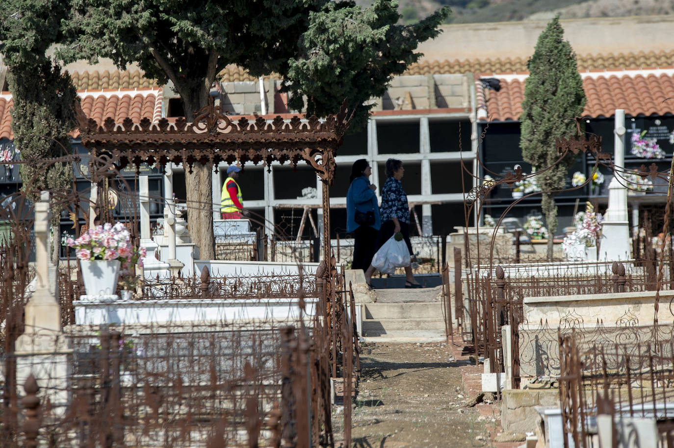 Una ruta guiada por el cementerio de Mazarrón recuerda los años dorados de su pasado industrial, con sus gestas y sus tragedias.