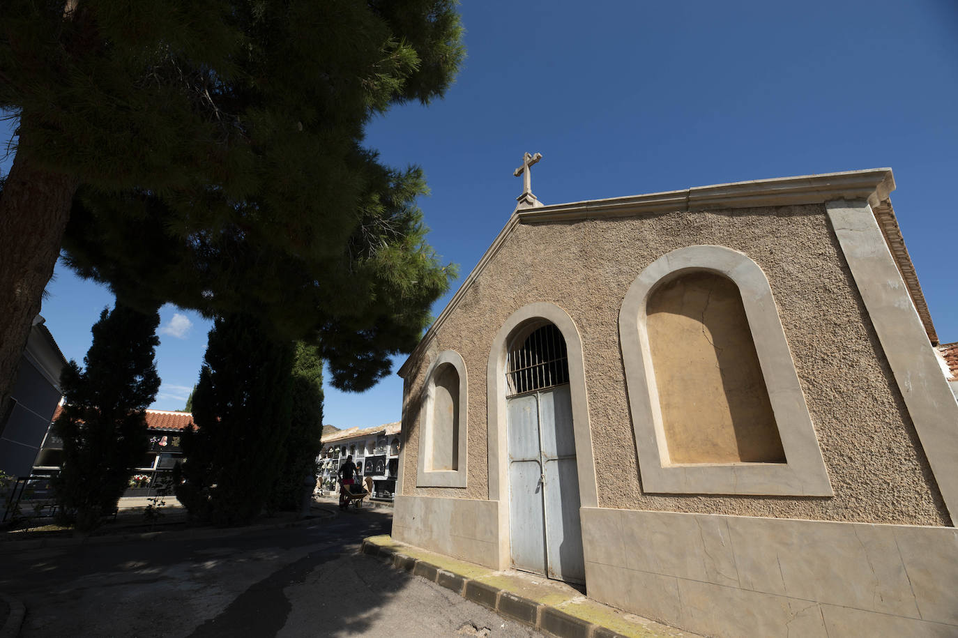 Una ruta guiada por el cementerio de Mazarrón recuerda los años dorados de su pasado industrial, con sus gestas y sus tragedias.