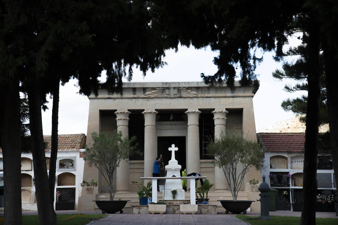 Una ruta guiada por el cementerio de Mazarrón recuerda los años dorados de su pasado industrial, con sus gestas y sus tragedias.