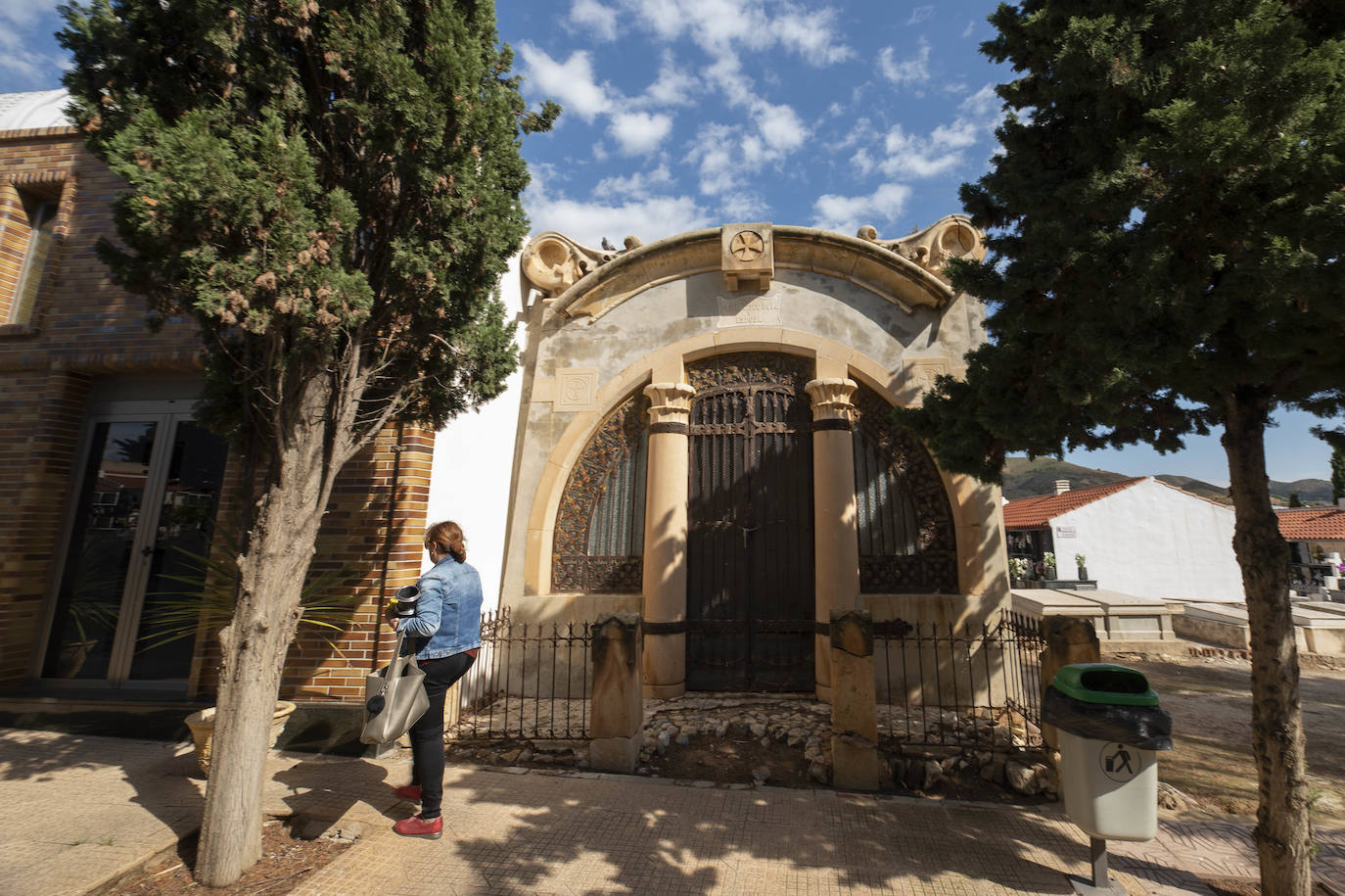 Una ruta guiada por el cementerio de Mazarrón recuerda los años dorados de su pasado industrial, con sus gestas y sus tragedias.