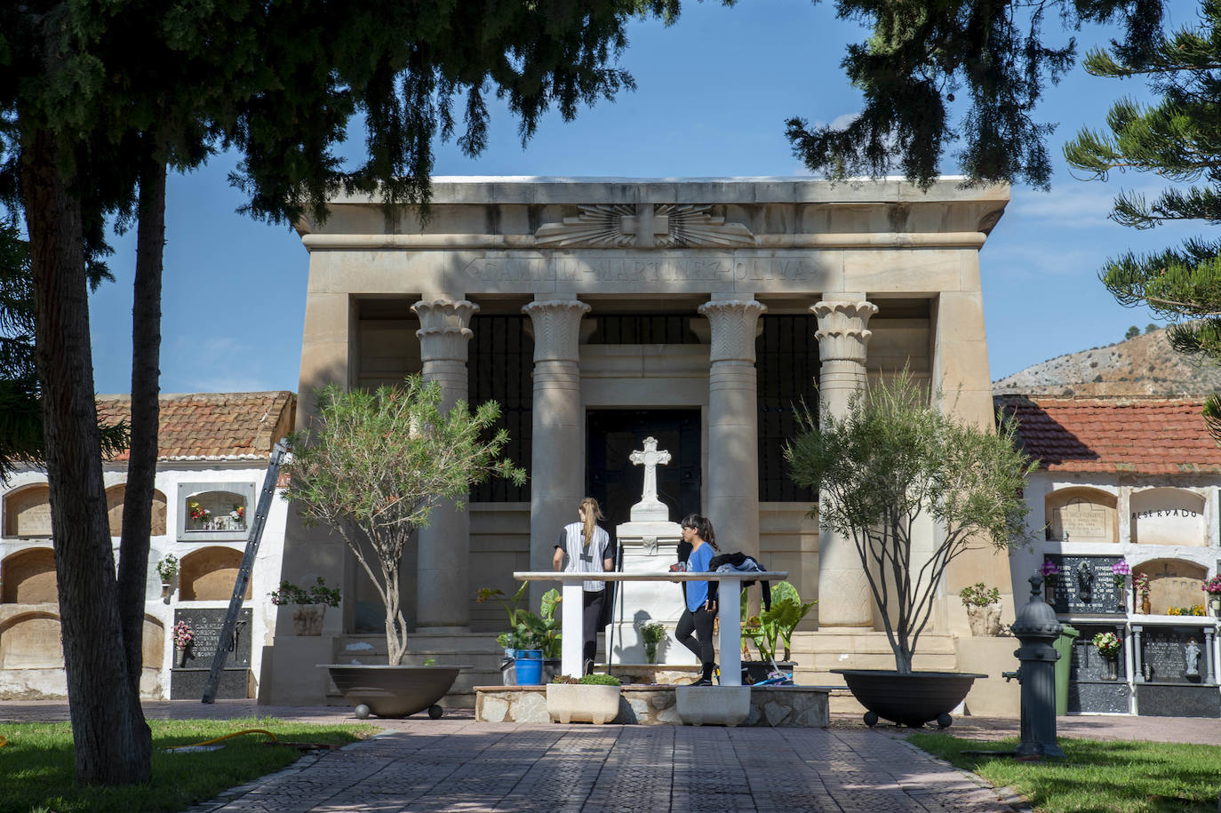 Una ruta guiada por el cementerio de Mazarrón recuerda los años dorados de su pasado industrial, con sus gestas y sus tragedias.