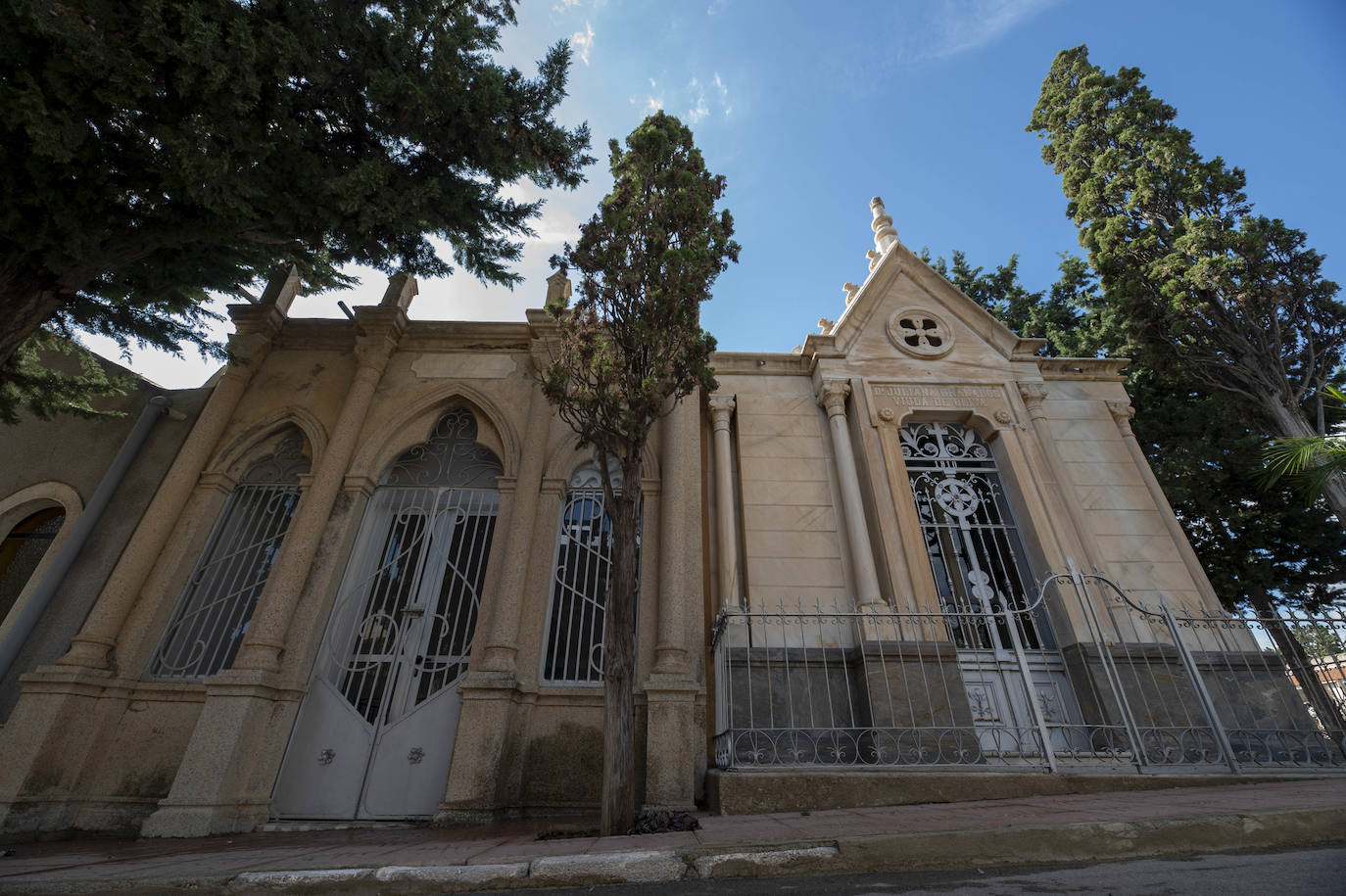 Una ruta guiada por el cementerio de Mazarrón recuerda los años dorados de su pasado industrial, con sus gestas y sus tragedias.