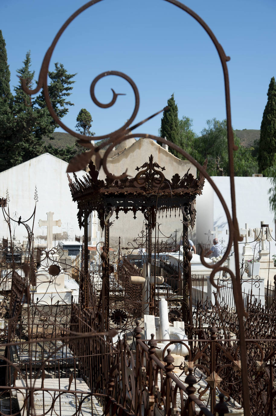Una ruta guiada por el cementerio de Mazarrón recuerda los años dorados de su pasado industrial, con sus gestas y sus tragedias.