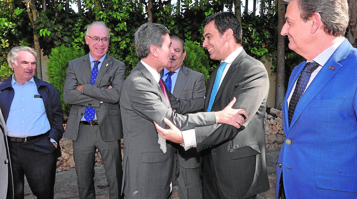 Saura saluda al consejero Díez de Revenga delante de Ángel Martínez, Antonio Navarro y Fernández Lladó.