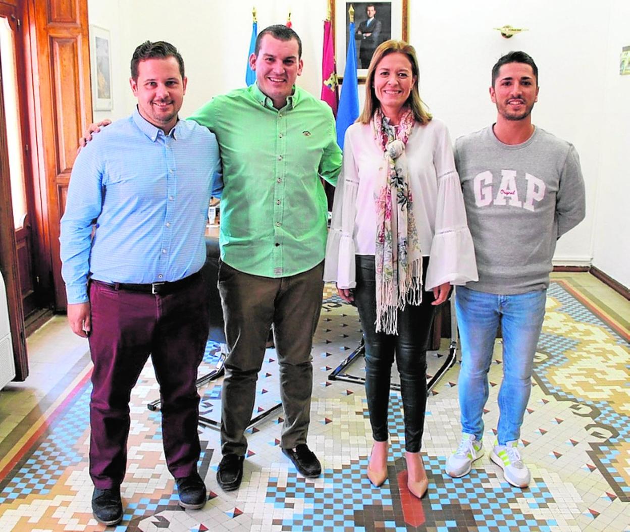 Borja Rodríguez y Miguel Ángel López, con la alcaldesa de Águilas y el concejal aguileño de Deportes. 