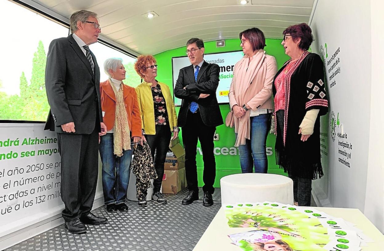 Los consejeros, con los voluntarios de la campaña. 