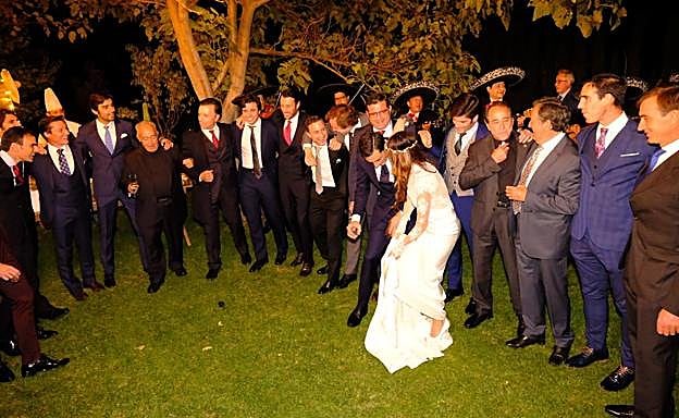 La pareja, en un momento de la celebración, junto a algunos de sus destacados invitados. 