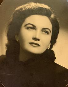 Imagen secundaria 2 - Andrea Montalvo Gil y Andrea Fernández, hija y nieta de María Dolores Gil. | Un retrato de la soprano murciana en su época de esplendor.