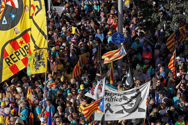 Miles de personas se concentran en Barcelona para protestar por la sentencia del 'procés'.